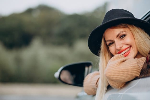 portrait-femme-assise-dans-voiture